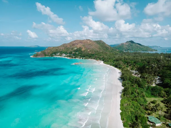 Seychellen Tropical Island Praslin mit weißem Strand und tropischen Palmen, Drohnen-Luftaufnahme über die Seychellen — Stockfoto