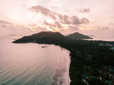 Seyşeller Tropikal Adası Praslin, beyaz plaj ve tropikal palmiye ağaçları, Seyşeller üzerinde insansız hava aracı manzarası