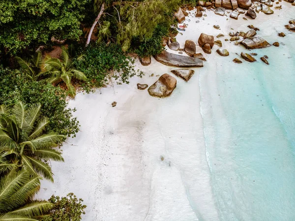 Seszele, para mężczyzn i kobiet na plaży podczas wakacji na Seszelach odwiedzają tropikalną Coco Island — Zdjęcie stockowe