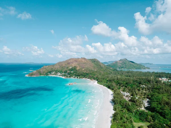 Seychellen Tropical Island Praslin mit weißem Strand und tropischen Palmen, Drohnen-Luftaufnahme über die Seychellen — Stockfoto
