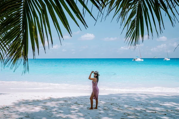 Petite Anse Mahe Seychellen, junge Frau am Strand, Asiatin mittleren Alters am tropischen Strand der Seychellen — Stockfoto