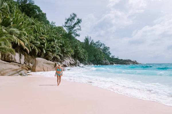 Petite Anse Mahe Seychelles, mujer joven en la playa, mujer asiática de mediana edad caminando en la playa tropical Seychelles — Foto de Stock