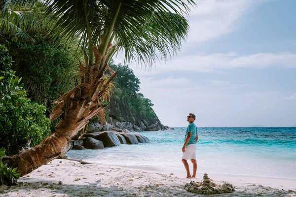 短い熱帯のビーチで泳ぐ若い男性セーシェル・マヘ,小柄なAnse熱帯のビーチセーシェル — ストック写真