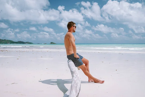 Cote dOr Beach Praslin Seyşeller, tatilde sahilde kısa süre yüzen orta yaşlı adamlar Secyhelles tropikal adasında yürüyen, Praslin tatilinde sahilde olan beyaz adam. — Stok fotoğraf