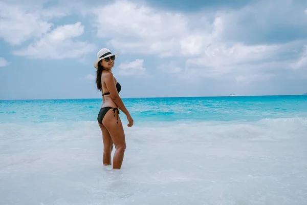 Cote dOr Beach Praslin Seychelles, joven mujer de mediana edad caminando por la playa durante las vacaciones Secyhelles tropical Island, playa de chicas blancas durante las vacaciones Praslin — Foto de Stock