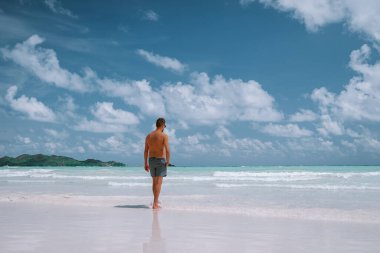 Cote dOr Beach Praslin Seyşeller, tatilde sahilde kısa süre yüzen orta yaşlı adamlar Secyhelles tropikal adasında yürüyen, Praslin tatilinde sahilde olan beyaz adam.