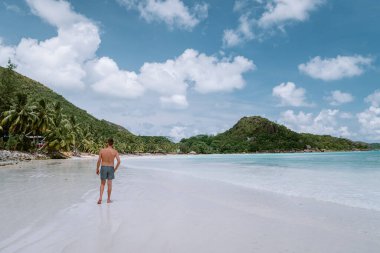 Cote dOr Beach Praslin Seyşeller, tatilde sahilde kısa süre yüzen orta yaşlı adamlar Secyhelles tropikal adasında yürüyen, Praslin tatilinde sahilde olan beyaz adam.