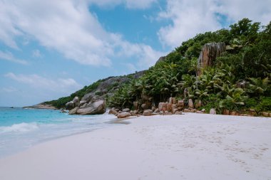 Seyşeller 'deki çarpıcı tropikal plajlar, sahillerdeki dev granit kayalar, Praslin Adası Seyşel Adaları Cote dor plajı.