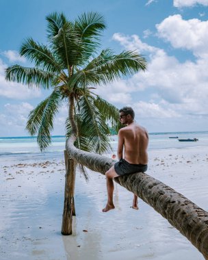 Cote dOr Beach Praslin Seyşeller, tatilde sahilde kısa süre yüzen orta yaşlı adamlar Secyhelles tropikal adasında yürüyen, Praslin tatilinde sahilde olan beyaz adam.