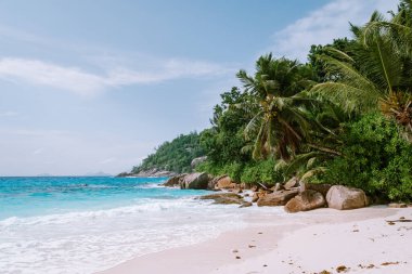 Seyşeller 'deki çarpıcı tropikal plajlar, sahillerdeki dev granit kayalar, Praslin Adası Seyşel Adaları Cote dor plajı.