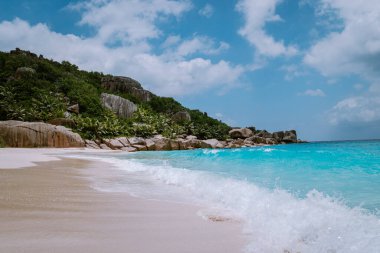 Seyşeller 'deki çarpıcı tropikal plajlar, sahillerdeki dev granit kayalar, Praslin Adası Seyşel Adaları Cote dor plajı.