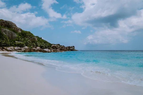 Atemberaubender tropischer Strand auf den Seychellen, riesige Granitfelsen an den Stränden, Praslin Island Seychellen Cote dor Strand — Stockfoto