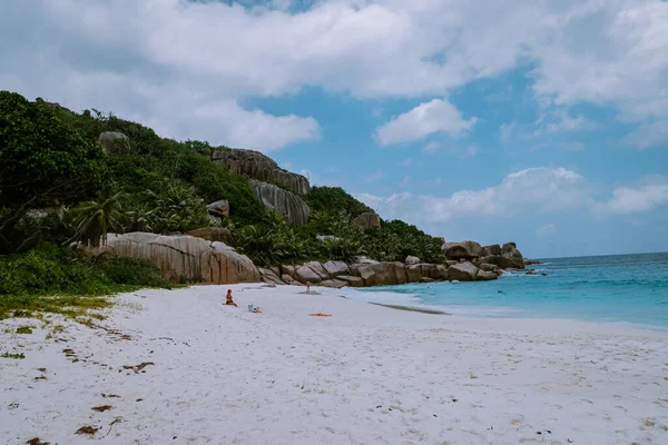 Oszałamiająca tropikalna plaża na Seszelach, gigantyczne granitowe skały na plaży, wyspa Praslin Seszele Cote dor plaża — Zdjęcie stockowe