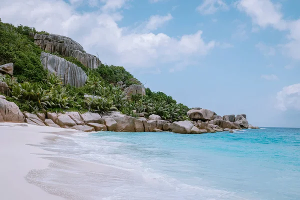 Oszałamiająca tropikalna plaża na Seszelach, gigantyczne granitowe skały na plaży, wyspa Praslin Seszele Cote dor plaża — Zdjęcie stockowe