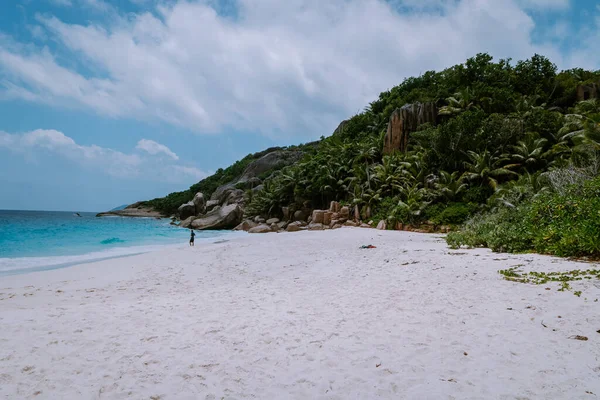 Impresionante playa tropical en Seychelles, rocas gigantes de granito en las playas, Praslin Island Seychelles Cote dor beach — Foto de Stock