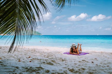 Cote dOr Beach Praslin Seyşeller, tatilde sahilde yürüyen orta yaşlı genç kadın Secyhelles tropikal adası, Praslin tatilinde plajda beyaz kız