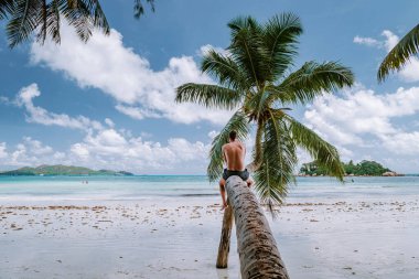 Cote dOr Beach Praslin Seyşeller, tatilde sahilde kısa süre yüzen orta yaşlı adamlar Secyhelles tropikal adasında yürüyen, Praslin tatilinde sahilde olan beyaz adam.