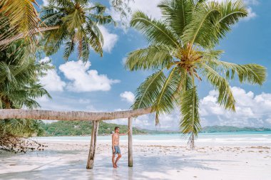 Cote dOr Beach Praslin Seyşeller, tatilde sahilde kısa süre yüzen orta yaşlı adamlar Secyhelles tropikal adasında yürüyen, Praslin tatilinde sahilde olan beyaz adam.