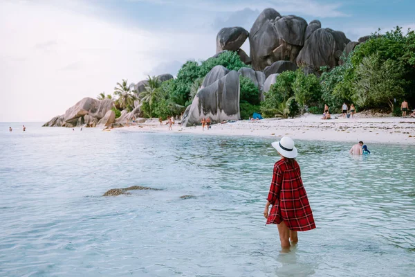 La Digue Seychellerna, solnedgång på den vita tropiska stranden med palm, ung kvinna på semester på Seychellerna, lyx destination flicka på den vita stranden — Stockfoto
