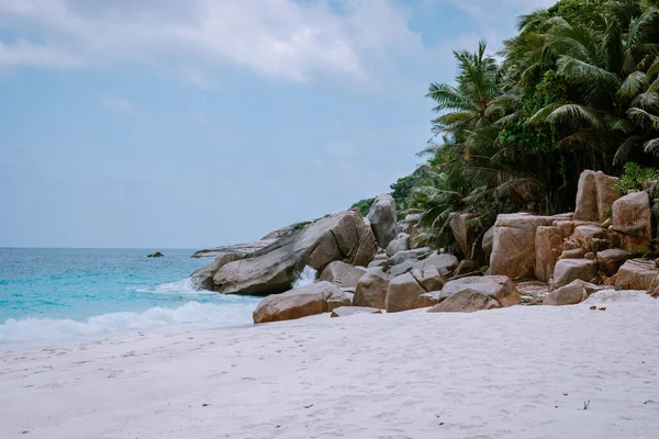 Oszałamiająca tropikalna plaża na Seszelach, gigantyczne granitowe skały na plaży, wyspa Praslin Seszele Cote dor plaża — Zdjęcie stockowe