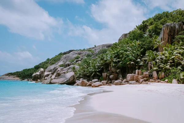 Oszałamiająca tropikalna plaża na Seszelach, gigantyczne granitowe skały na plaży, wyspa Praslin Seszele Cote dor plaża — Zdjęcie stockowe