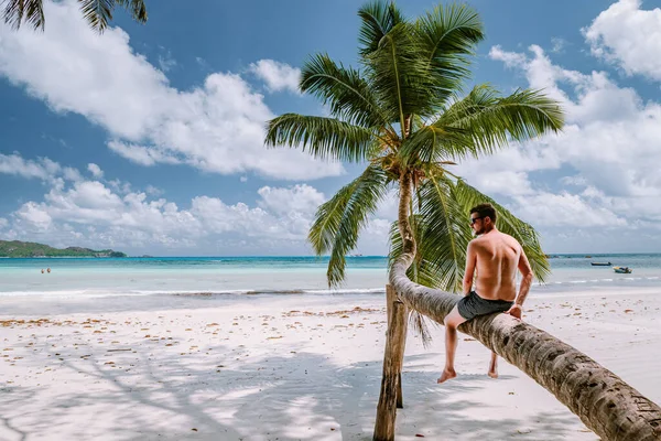 Cote dOr Strand Praslin Seychellen, junge Männer mittleren Alters schwimmen kurze Spaziergänge am Strand während des Urlaubs Secyhelles tropische Insel, weißer Mann am Strand während des Urlaubs Praslin — Stockfoto