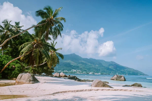 Impresionante playa tropical en Seychelles, rocas gigantes de granito en las playas, Praslin Island Seychelles Cote dor beach — Foto de Stock