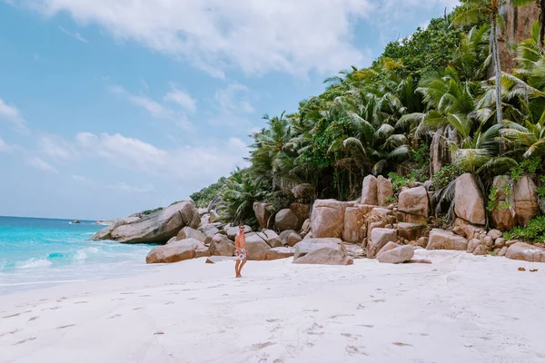 Oszałamiająca tropikalna plaża na Seszelach, gigantyczne granitowe skały na plaży, wyspa Praslin Seszele Cote dor plaża — Zdjęcie stockowe