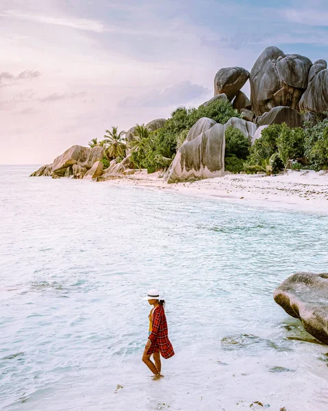 La Digue τροπικό νησί Σεϋχέλλες, νεαρή γυναίκα στην παραλία κατά τη διάρκεια των διακοπών, μέσης ηλικίας ασιατική γυναίκα στη λευκή παραλία των Σεϋχέλλων αναζητούν πάνω από τον ωκεανό — Φωτογραφία Αρχείου
