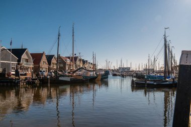 Urk Flevoland Hollanda 30 Mart 2020, güneşli bir bahar günü eski Urk köyünde limanda balıkçı tekneleriyle