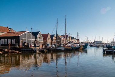 Urk Flevoland Hollanda 30 Mart 2020, güneşli bir bahar günü eski Urk köyünde limanda balıkçı tekneleriyle