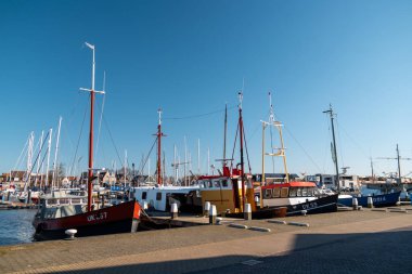 Urk Flevoland Hollanda 30 Mart 2020, güneşli bir bahar günü eski Urk köyünde limanda balıkçı tekneleriyle