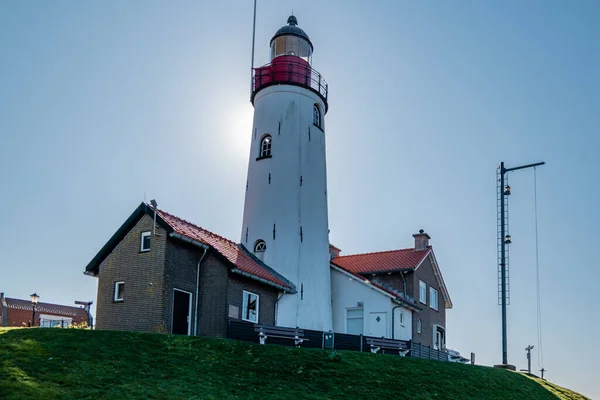 Urk Flevoland Holanda, um dia ensolarado de primavera na antiga aldeia de Urk com barcos de pesca no porto — Fotografia de Stock