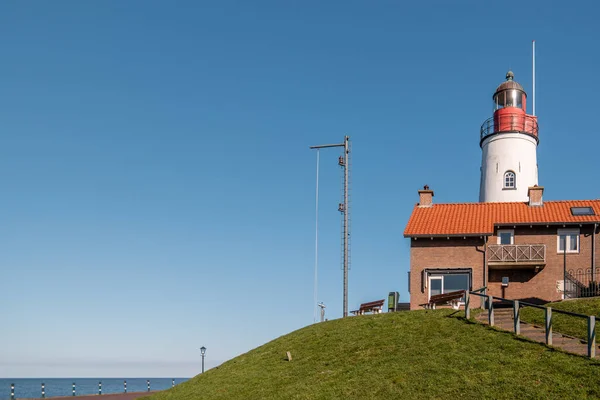 Urk Flevoland Holanda, um dia ensolarado de primavera na antiga aldeia de Urk com barcos de pesca no porto — Fotografia de Stock