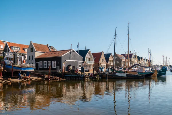 Urk Flevoland Nederland 30 maart 2020, een zonnige lentedag in het oude dorp Urk met vissersboten aan de haven — Stockfoto
