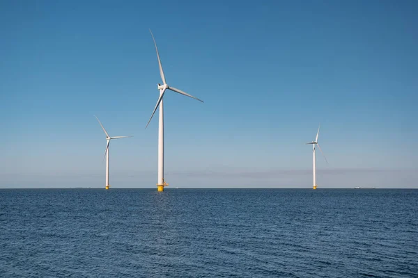 Офшорна вітряна ферма в океані Westermeerwind Park, вітряні млини ізольовані в морі в чудовий день Нідерланди Flevoland Noordoostpolder — стокове фото