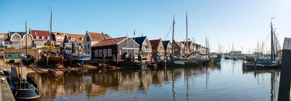 Urk Flevoland Netherlands 30 березня 2020, сонячний весняний день у старому селі Урк з рибальськими човнами в гавані — стокове фото