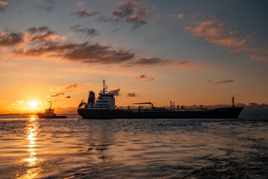 Ternuezen Hollanda 2 Nisan 2020, Terneuzen Limanı 'ndaki petrol ve gaz kimyasal tankeri Schelde nehri üzerinde gün batımında