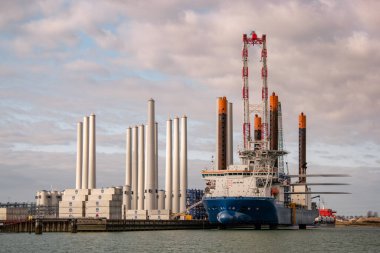 Vlissingen Hollanda, 3 Nisan 2020, limandaki yel değirmenleri nakliyeye hazır devasa yel değirmenleri.