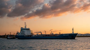 Ternuezen Hollanda 2 Nisan 2020, Terneuzen Limanı 'ndaki petrol ve gaz kimyasal tankeri Schelde nehri üzerinde gün batımında