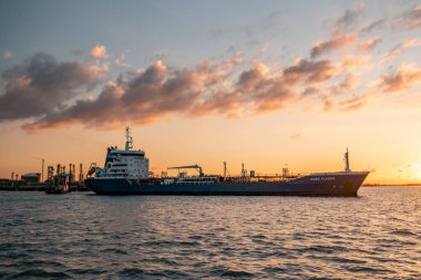 Ternuezen Hollanda 2 Nisan 2020, Terneuzen Limanı 'ndaki petrol ve gaz kimyasal tankeri Schelde nehri üzerinde gün batımında