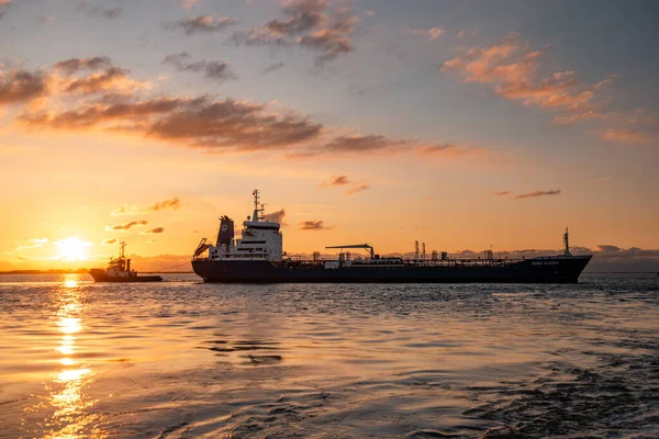 Ternuezen Hollandia 2020. április 2., olaj- és gázipari vegyianyag-szállító tartályhajó Terneuzen kikötőjében naplementekor a Schelde folyón — Stock Fotó