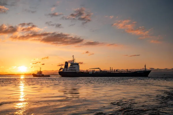 Ternuezen Hollandia 2020. április 2., olaj- és gázipari vegyianyag-szállító tartályhajó Terneuzen kikötőjében naplementekor a Schelde folyón — Stock Fotó