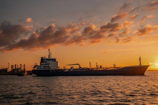 Olaj- és gázszállító tartályhajó a tengeren naplementekor, vegyianyag-szállító hajó nagy olajszállító tartályhajó naplementekor, szállító ipari hajó — Stock Fotó
