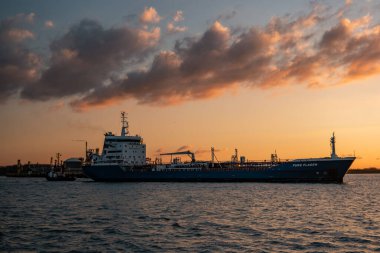 Ternuezen Hollanda 2 Nisan 2020, Terneuzen Limanı 'ndaki petrol ve gaz kimyasal tankeri Schelde nehri üzerinde gün batımında