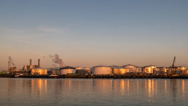 Роттердам Нидерланды 07 апреля 2020 года, нефтяная гавань с танковыми терминалами и химическими носителями в порту Роттердама на восходе солнца — стоковое фото