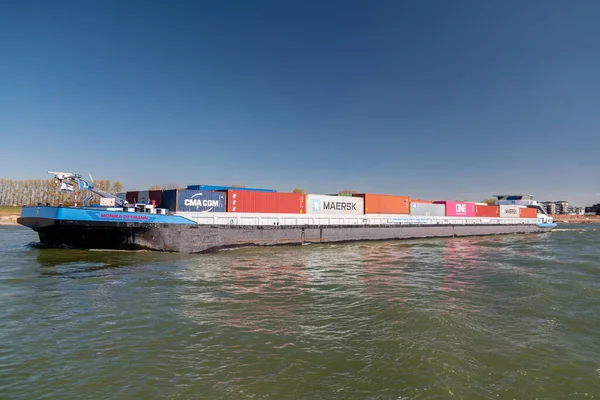 Lobith Nederland, april 2020, groot containerschip aan de Rijn bij Duitsland met kleurrijke containers aan boord tijdens een heldere dag in het voorjaar — Stockfoto