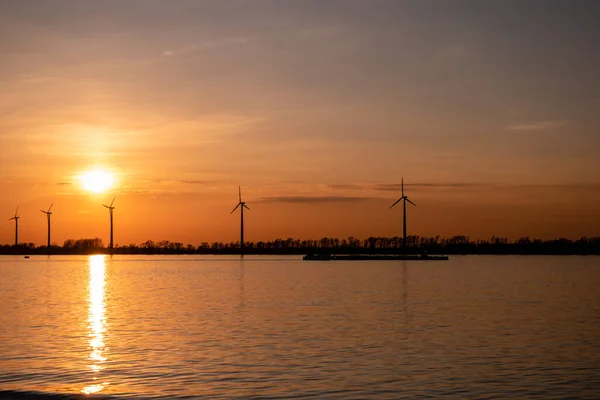 Moerdijk Nizozemsko, západ slunce větrné mlýny u jezera Vokerak řeka v Holandsku větrný mlýn energie západ slunce — Stock fotografie