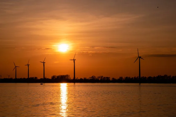 Moerdijk Netherlands, sunset winth windmills by the Lake Vokerak river in Holland windmill energy sunset — 图库照片