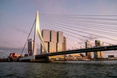 Rotterdam Hollanda 06 Nisan 2020, günbatımında ufuk çizgisi üzerinde süper ay bulunan Rotterdam Limanı 